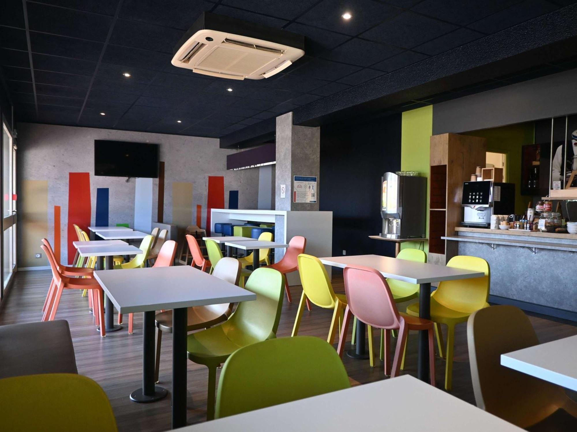 Hotel Ibis Budget Laval Bonchamp Les Laval Exterior foto