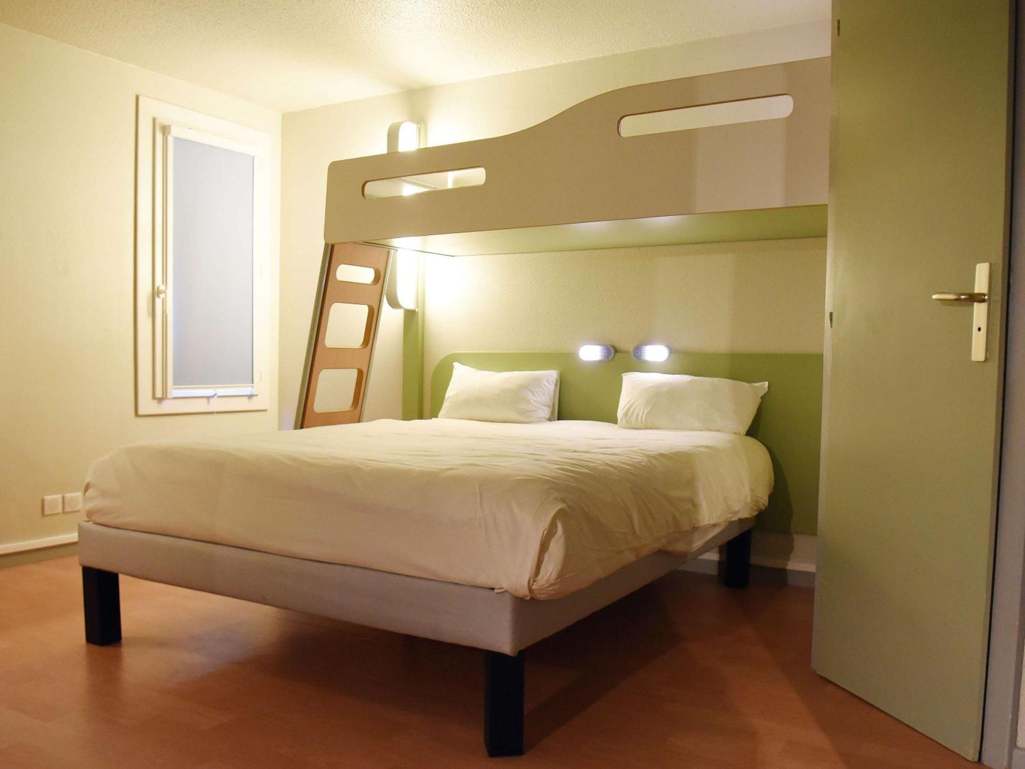 Hotel Ibis Budget Laval Bonchamp Les Laval Exterior foto