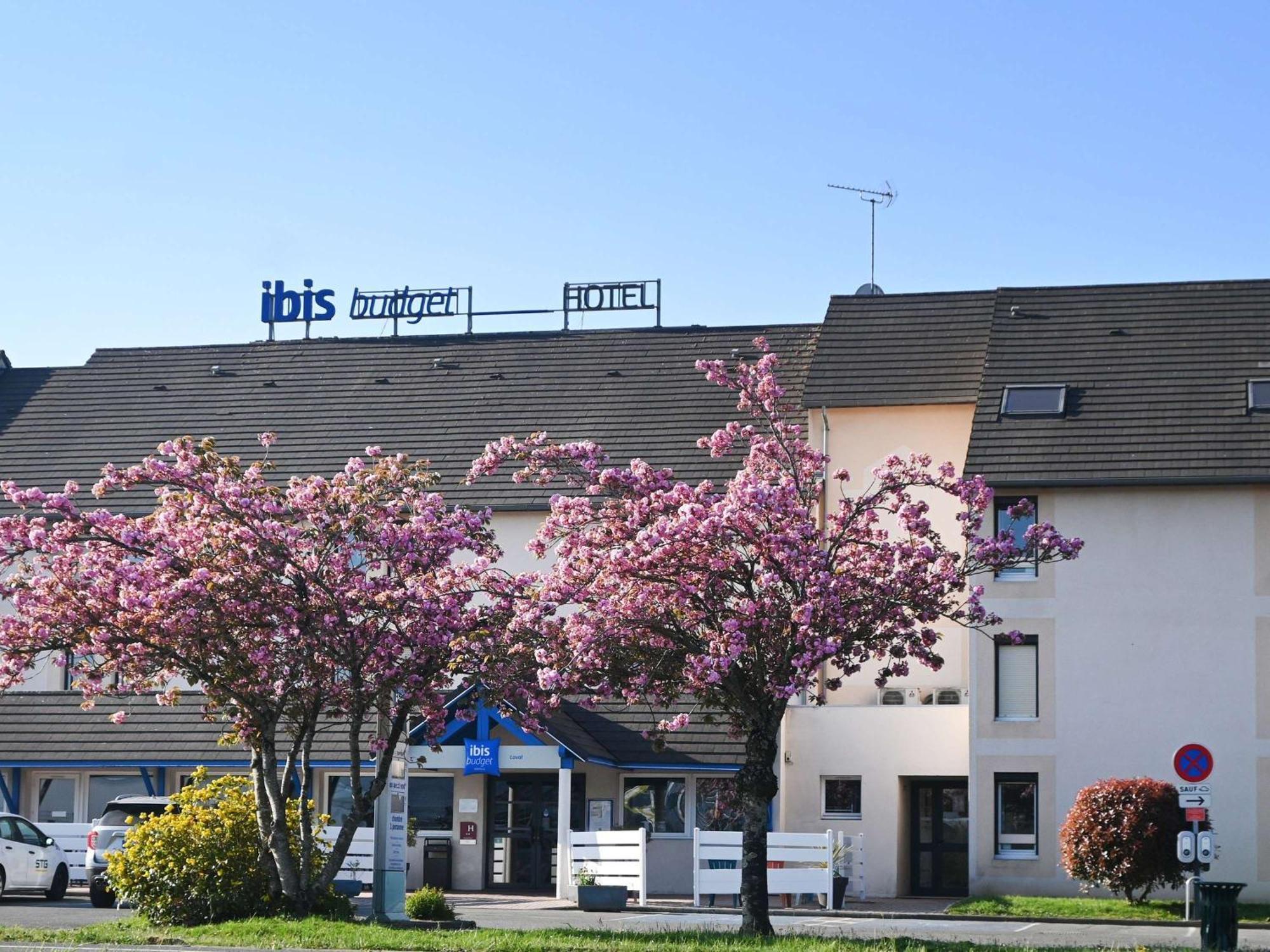 Hotel Ibis Budget Laval Bonchamp Les Laval Exterior foto
